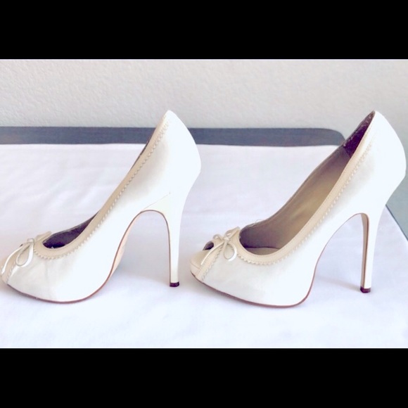 Cream Off-White High Heels Pumps w/ Open Toe, Bow: Leather, Sz. 7 - Picture 3 of 4